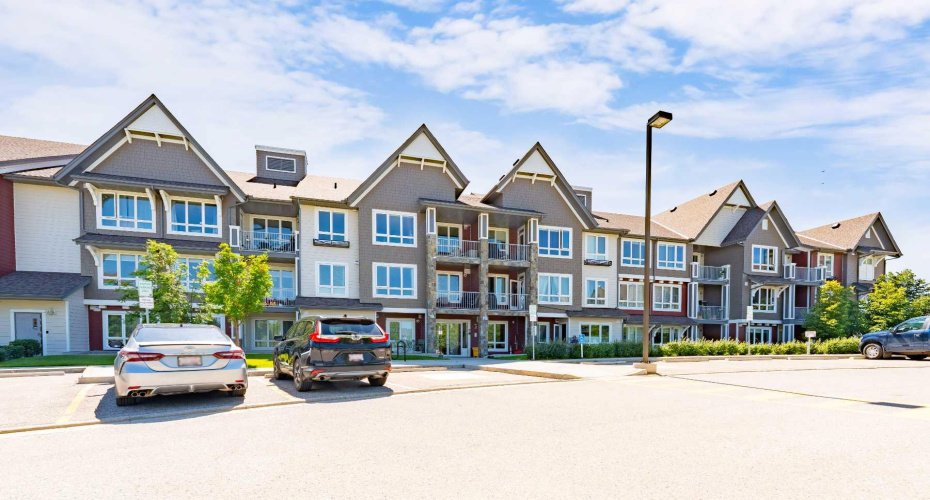 Well Maintained Complex with Lots of Vistor Parking Out Front