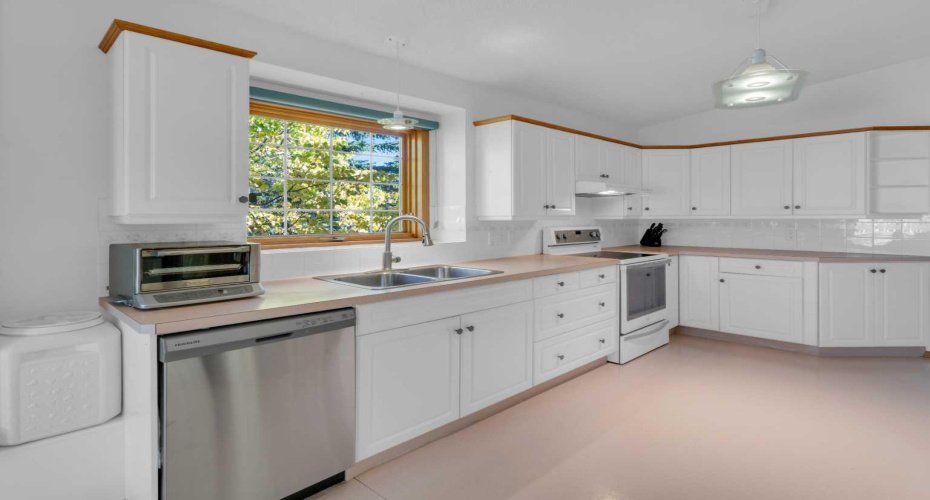 End unit with extra window in kitchen