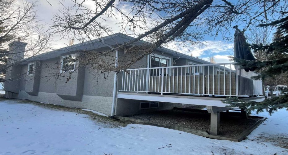 Spacious deck in the back