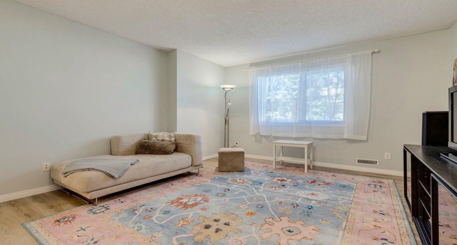 19 Sunlake Gardens, Calgary, Alberta T2X 3G4, 3 Bedrooms Bedrooms, ,2 BathroomsBathrooms,Residential,For Sale,Sunlake,A2277645