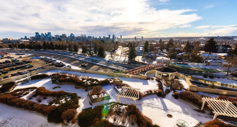 Large elevated green terrace space for private strolls.