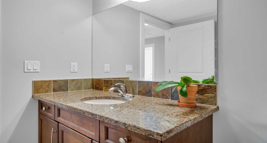 4pc bathroom with granite counters
