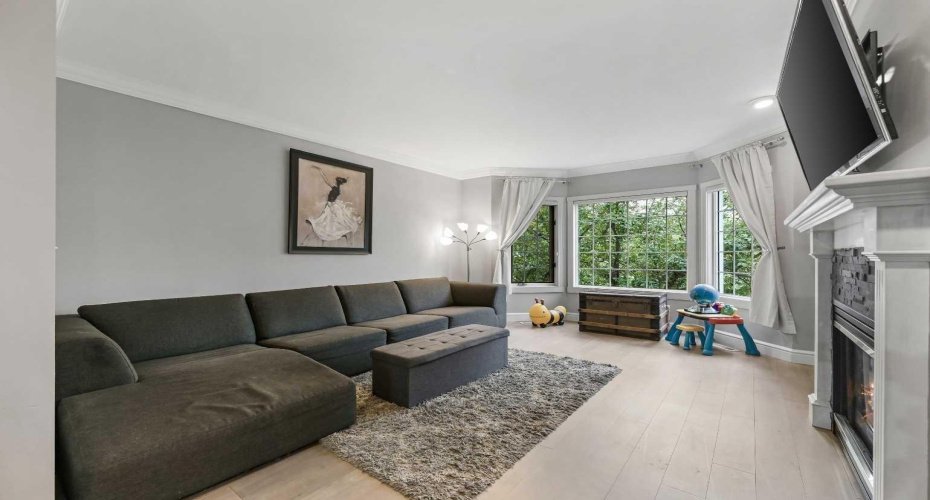 Very Spacious and Inviting Living with beautiful built-ins and a fire place. Big Windows, Flat ceiling and Crown moulding throughout this floor.