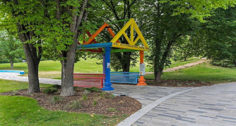 Location! Location! Location! This beautiful move in ready home offering unique inner city location providing unobstructed beautiful green space views right at your doorstep. Minutes from downtown and within walking distance to shops, restuarants and cafes of 17th AV SW!