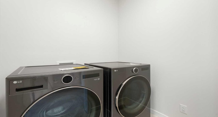 Washer/Dryer in Primary Suite