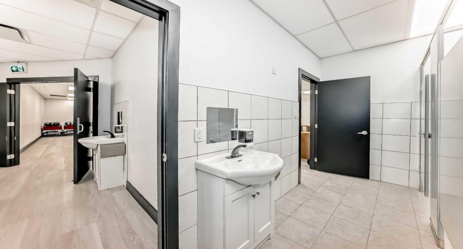 1015 Centre Street, Calgary, Alberta T2E 2P8, ,Commercial,For Sale,Centre,A2277781