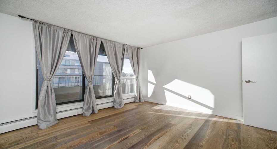 Primary bedroom w balcony access