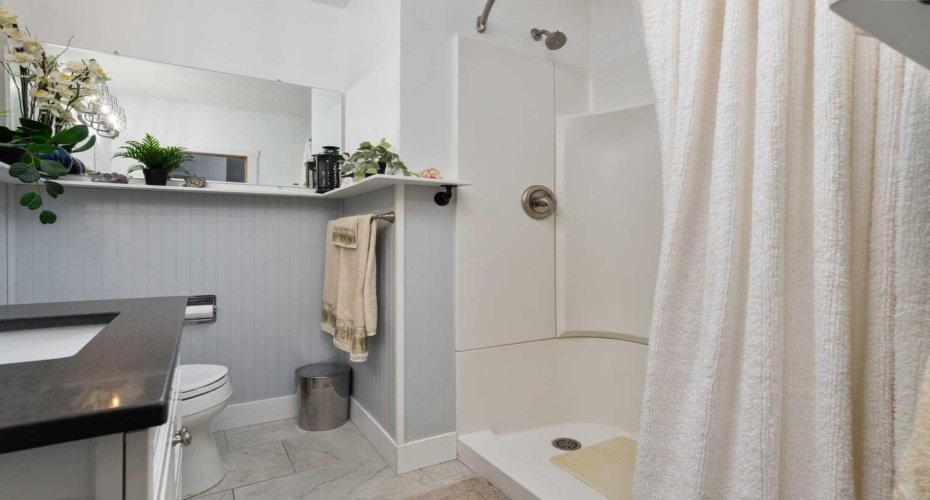 Renovated 3pc Bathroom