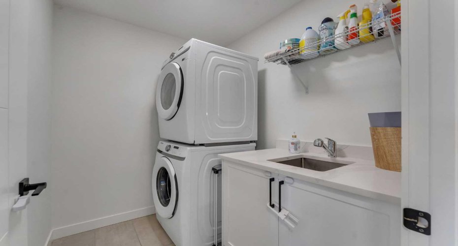 202 Kinniburgh Crescent, Chestermere, Alberta T1X 1Y2, 7 Bedrooms Bedrooms, ,5 BathroomsBathrooms,Residential,For Sale,Kinniburgh,A2278696