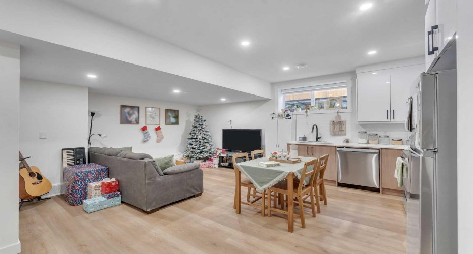 202 Kinniburgh Crescent, Chestermere, Alberta T1X 1Y2, 7 Bedrooms Bedrooms, ,5 BathroomsBathrooms,Residential,For Sale,Kinniburgh,A2278696