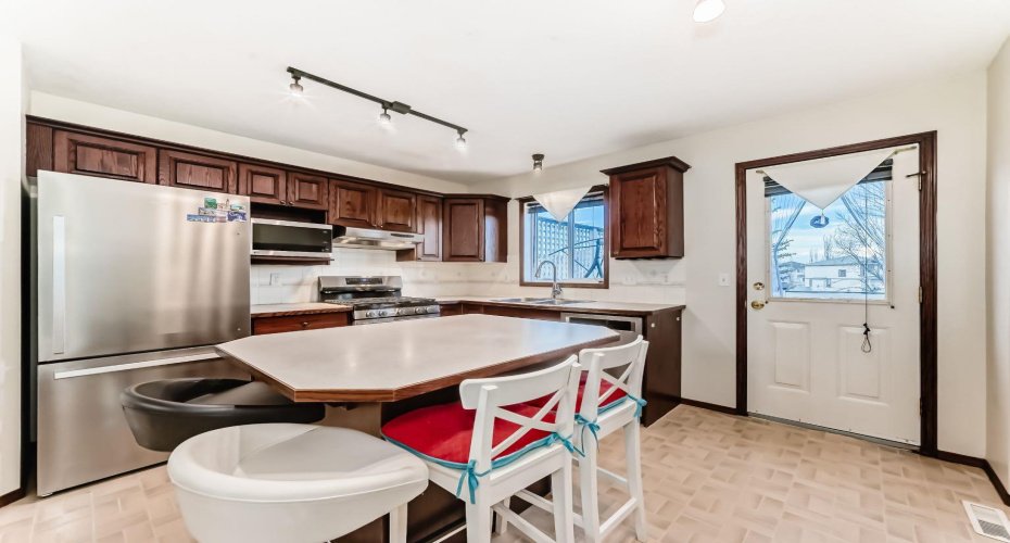 3708 Douglas Ridge Way, Calgary, Alberta T2Z 3B6, 2 Bedrooms Bedrooms, ,2 BathroomsBathrooms,Residential,For Sale,Douglas Ridge,A2277381