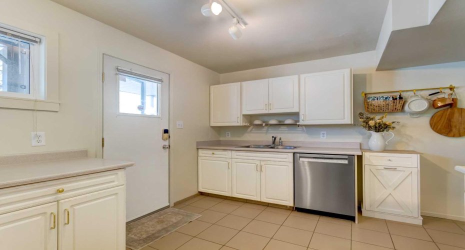 4525 31 Street, Calgary, Alberta T3E 2P8, 2 Bedrooms Bedrooms, ,1 BathroomBathrooms,Residential,For Sale,31,A2278928