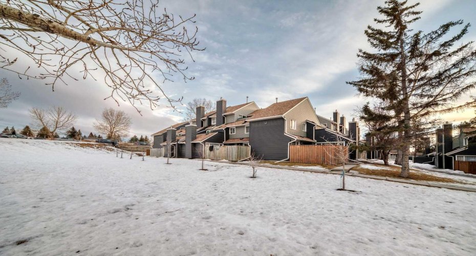 66 Glamis Green, Calgary, Alberta T3E6V1, 2 Bedrooms Bedrooms, ,2 BathroomsBathrooms,Residential,For Sale,Glamis,A2277972