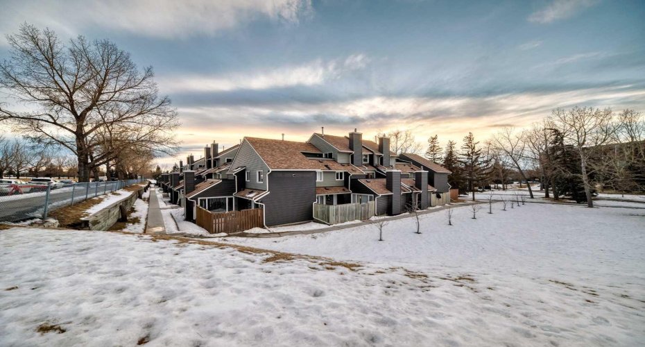 66 Glamis Green, Calgary, Alberta T3E6V1, 2 Bedrooms Bedrooms, ,2 BathroomsBathrooms,Residential,For Sale,Glamis,A2277972