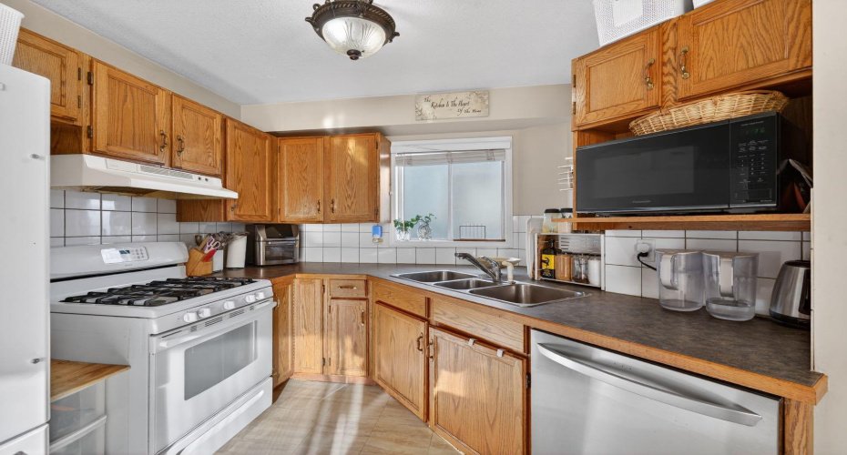 139 Castledale Way, Calgary, Alberta T3J 2A4, 3 Bedrooms Bedrooms, ,2 BathroomsBathrooms,Residential,For Sale,Castledale,A2278900