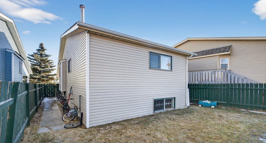 139 Castledale Way, Calgary, Alberta T3J 2A4, 3 Bedrooms Bedrooms, ,2 BathroomsBathrooms,Residential,For Sale,Castledale,A2278900