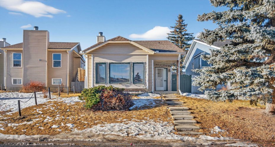 139 Castledale Way, Calgary, Alberta T3J 2A4, 3 Bedrooms Bedrooms, ,2 BathroomsBathrooms,Residential,For Sale,Castledale,A2278900