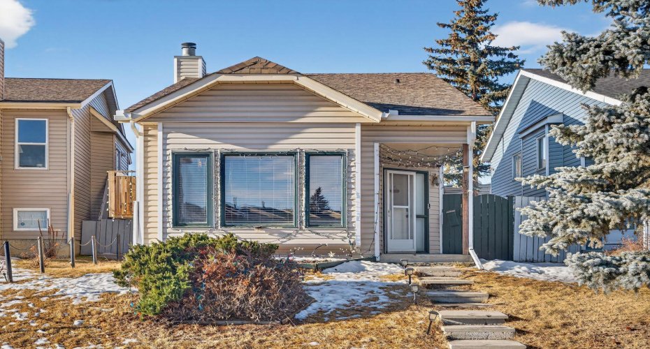 139 Castledale Way, Calgary, Alberta T3J 2A4, 3 Bedrooms Bedrooms, ,2 BathroomsBathrooms,Residential,For Sale,Castledale,A2278900