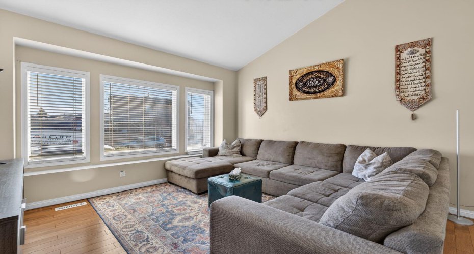 139 Castledale Way, Calgary, Alberta T3J 2A4, 3 Bedrooms Bedrooms, ,2 BathroomsBathrooms,Residential,For Sale,Castledale,A2278900