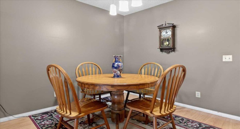 102 Centre Court, Okotoks, Alberta T1S 1Z7, 2 Bedrooms Bedrooms, ,2 BathroomsBathrooms,Residential,For Sale,Centre,A2279063