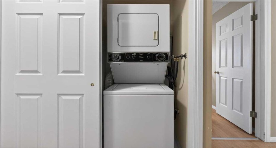 102 Centre Court, Okotoks, Alberta T1S 1Z7, 2 Bedrooms Bedrooms, ,2 BathroomsBathrooms,Residential,For Sale,Centre,A2279063