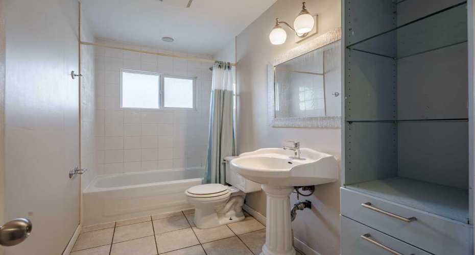 main floor 1-4 pce bathroom