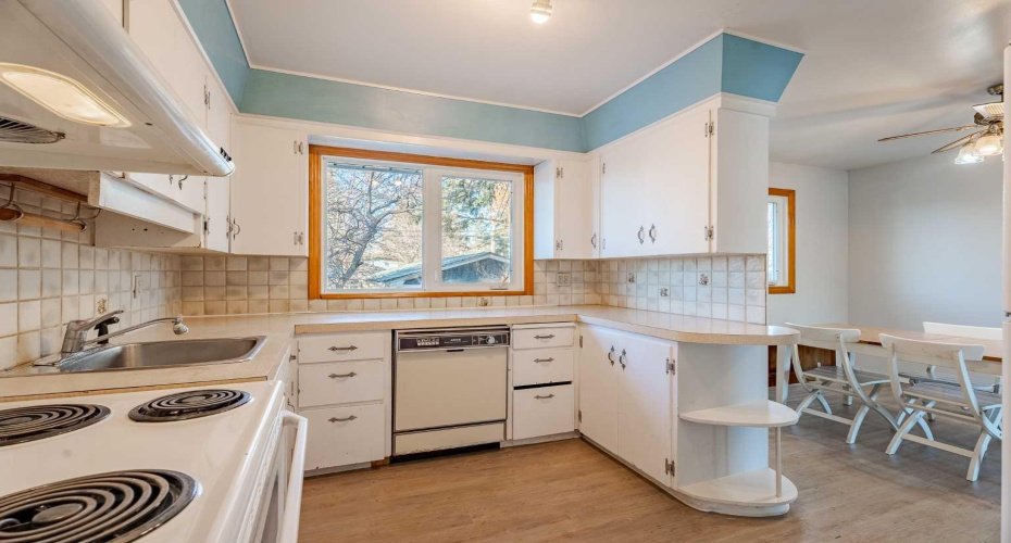kitchen connect to dining room