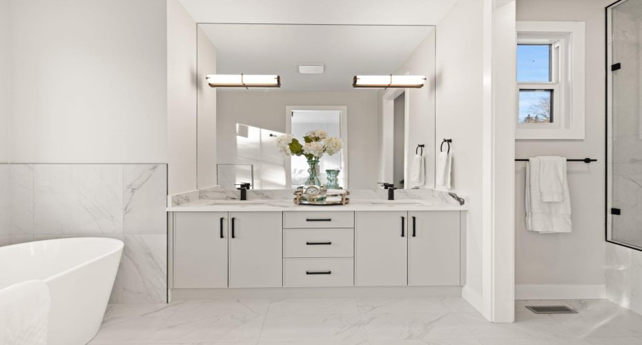 2528 7 Avenue, Calgary, Alberta T2N 1A4, 4 Bedrooms Bedrooms, ,4 BathroomsBathrooms,Residential,For Sale,7,A2280046