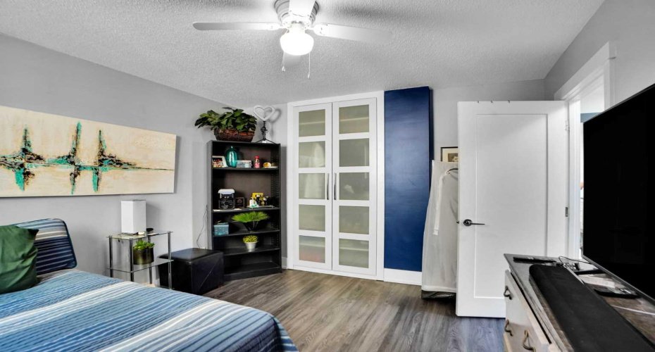 1111 15 Avenue, Calgary, Alberta t2r0s8, 2 Bedrooms Bedrooms, ,1 BathroomBathrooms,Residential,For Sale,15,A2280082