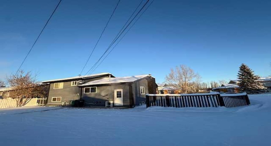10323 98 Avenue, High Level, Alberta T0H 1Z0, 4 Bedrooms Bedrooms, ,3 BathroomsBathrooms,Residential,For Sale,98,A2275053