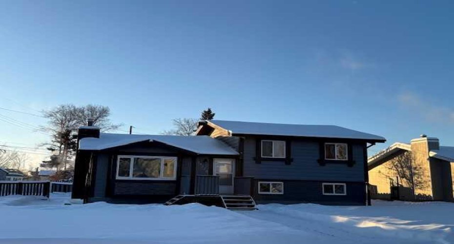 10323 98 Avenue, High Level, Alberta T0H 1Z0, 4 Bedrooms Bedrooms, ,3 BathroomsBathrooms,Residential,For Sale,98,A2275053