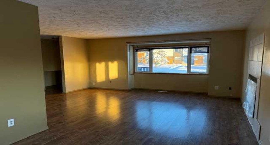 10323 98 Avenue, High Level, Alberta T0H 1Z0, 4 Bedrooms Bedrooms, ,3 BathroomsBathrooms,Residential,For Sale,98,A2275053