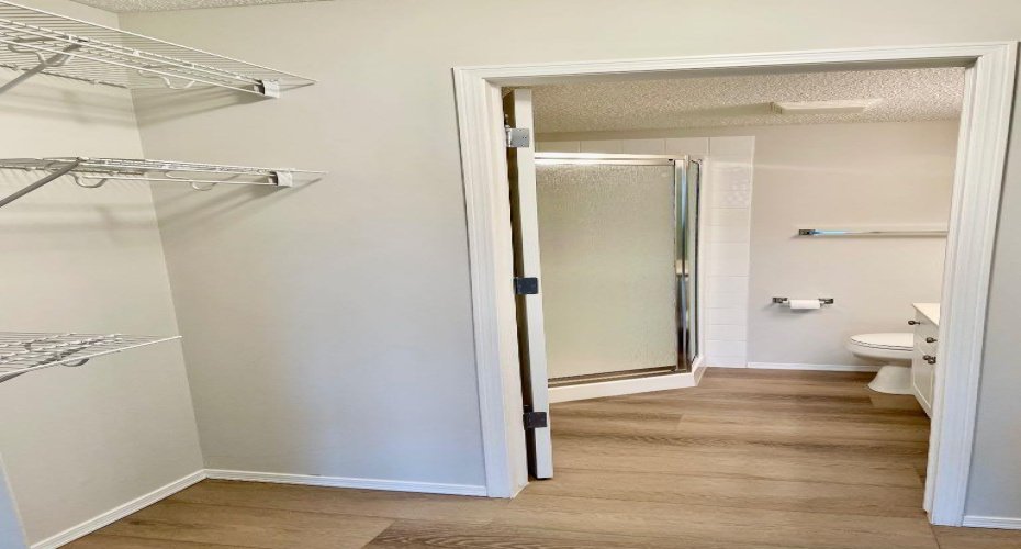 Walk-in closet/bath