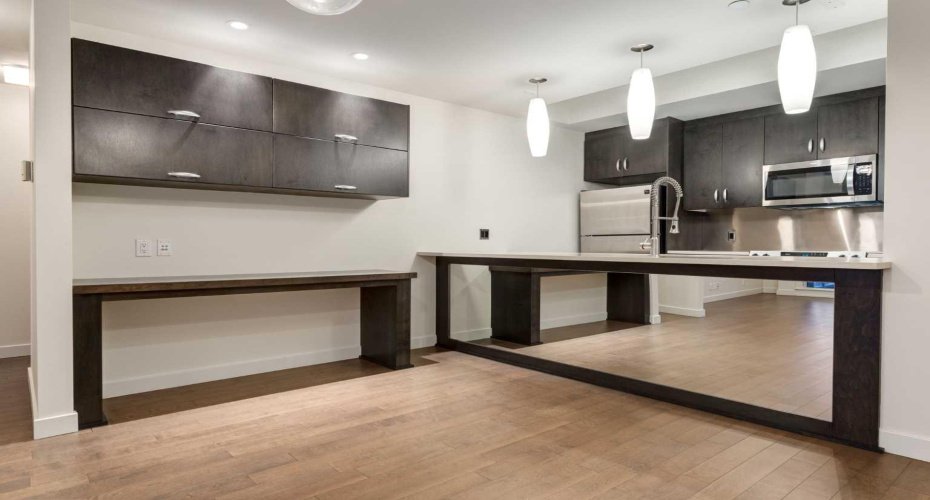 530 12 Avenue, Calgary, Alberta T2R0B1, 1 Bedroom Bedrooms, ,2 BathroomsBathrooms,Residential,For Sale,12,A2278918