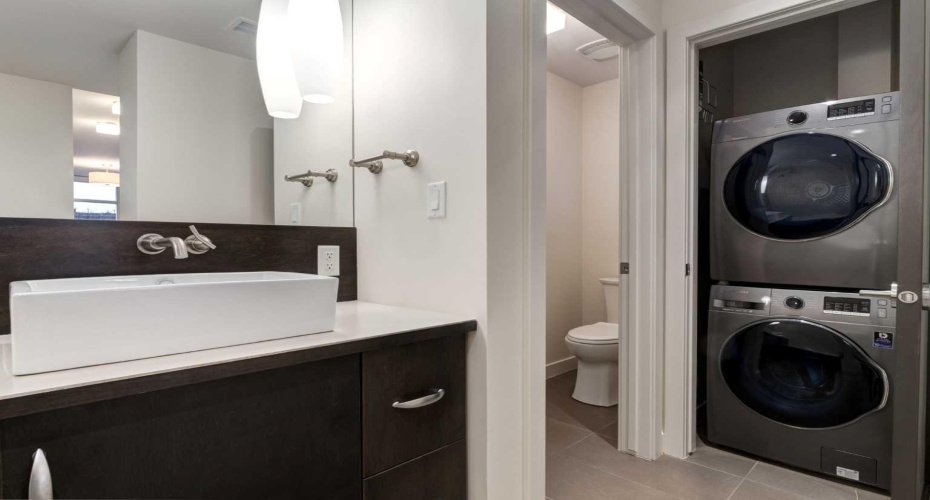 530 12 Avenue, Calgary, Alberta T2R0B1, 1 Bedroom Bedrooms, ,2 BathroomsBathrooms,Residential,For Sale,12,A2278918