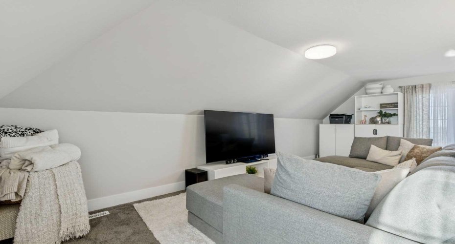 16 Treeline Lane, Calgary, Alberta T2Y 0S2, 3 Bedrooms Bedrooms, ,3 BathroomsBathrooms,Residential,For Sale,Treeline,A2279893