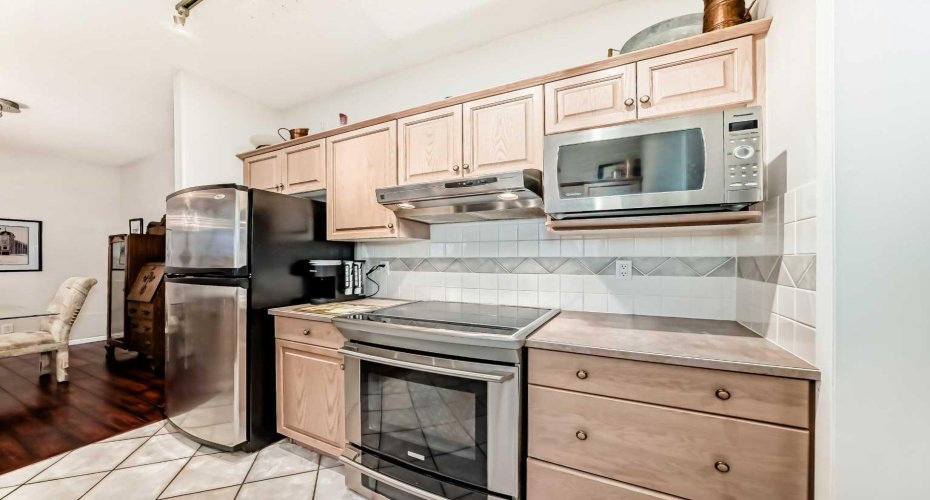 Bright, well-appointed kitchen with ample counter space and a thoughtful layout — ideal for everyday cooking and entertaining.