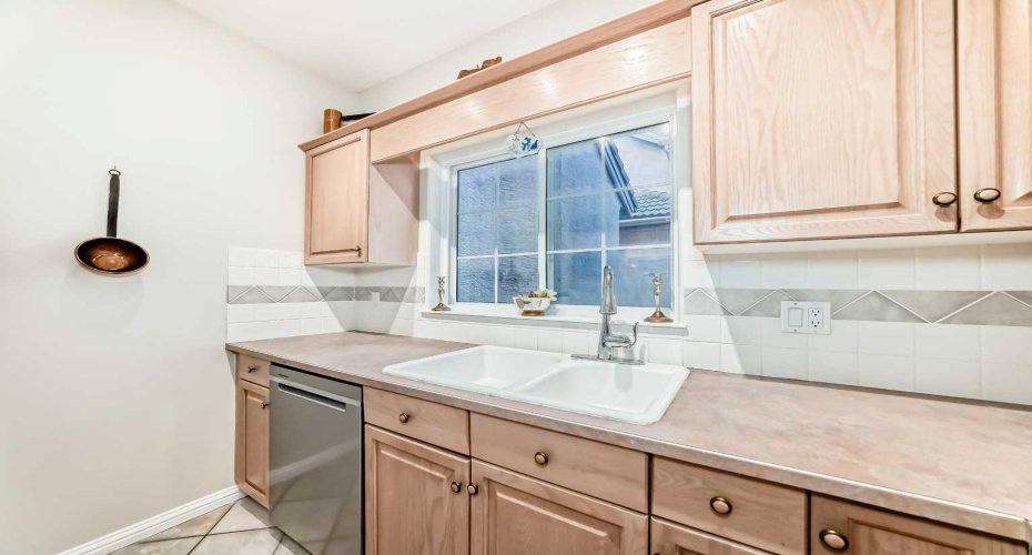 Bright, well-appointed kitchen with ample counter space and a thoughtful layout — ideal for everyday cooking and entertaining.