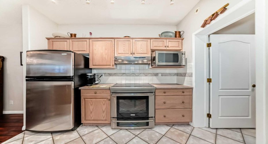 Bright, well-appointed kitchen with ample counter space and a thoughtful layout — ideal for everyday cooking and entertaining.