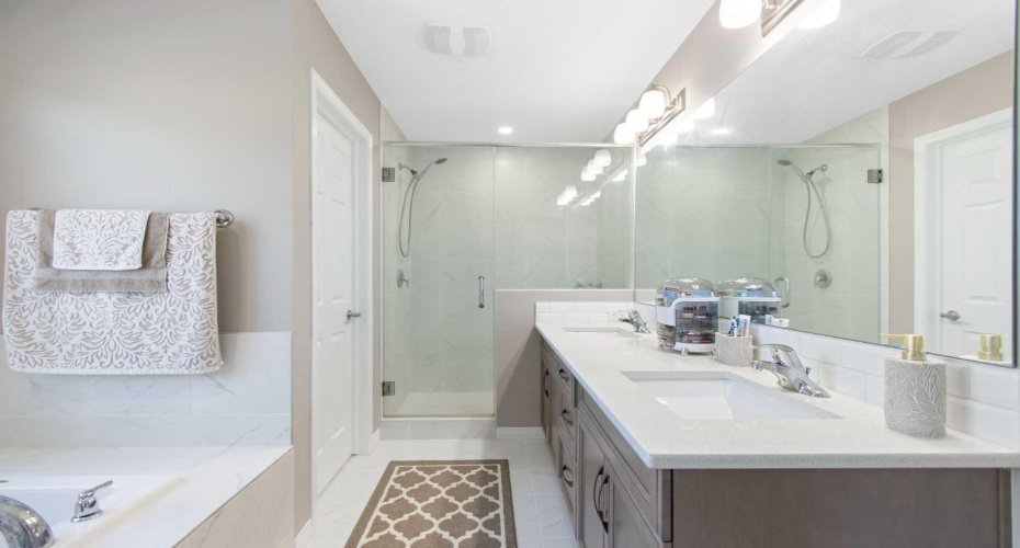5-piece ensuite bathroom
