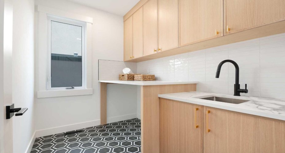 1807 Broadview Road, Calgary, Alberta T2N 3H6, 4 Bedrooms Bedrooms, ,5 BathroomsBathrooms,Residential,For Sale,Broadview,A2281441