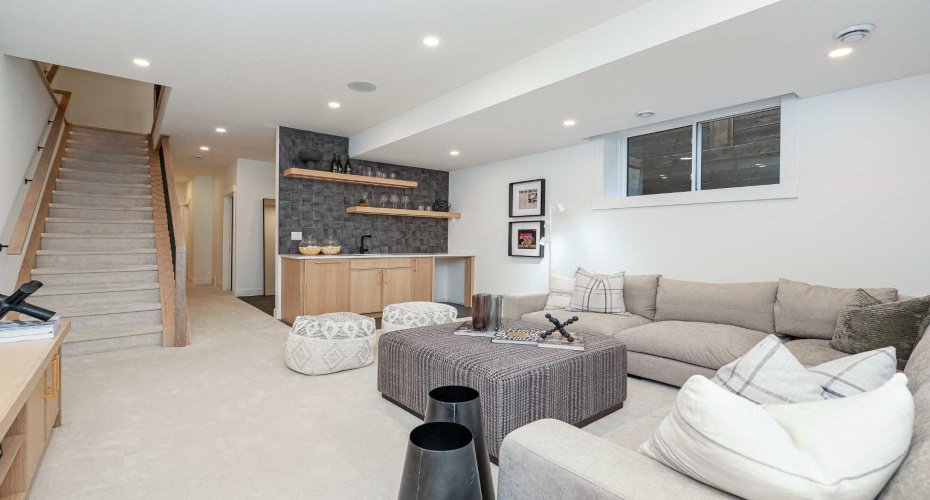 1807 Broadview Road, Calgary, Alberta T2N 3H6, 4 Bedrooms Bedrooms, ,5 BathroomsBathrooms,Residential,For Sale,Broadview,A2281441