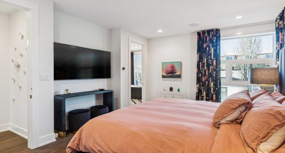 WALL-MOUNTED TV INCLUDED