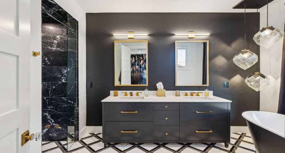 STUNNING 6 PIECE ENSUITE WITH LARGE DOUBLE VANITY WITH RESTORATION HARDWARE TAPS/FAUCETS