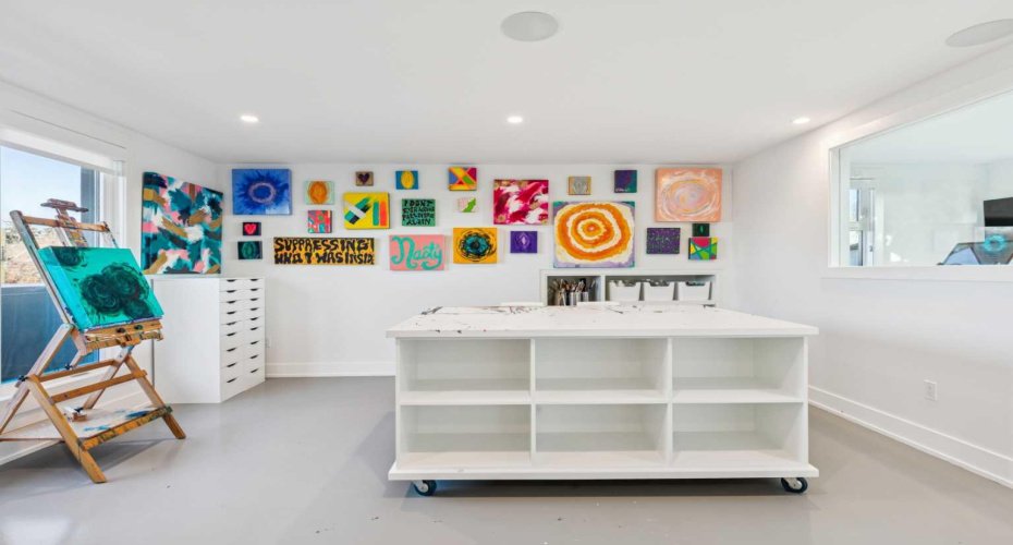 TOP FLOOR STUDIO LOFT WITH INCREDIBLE LIGHT QUALITY