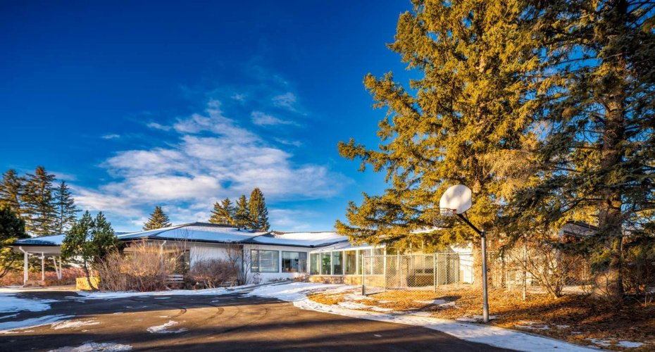 187 Slopeview Drive, Calgary, Alberta T3H 4G6, 7 Bedrooms Bedrooms, ,5 BathroomsBathrooms,Residential,For Sale,Slopeview,A2281811