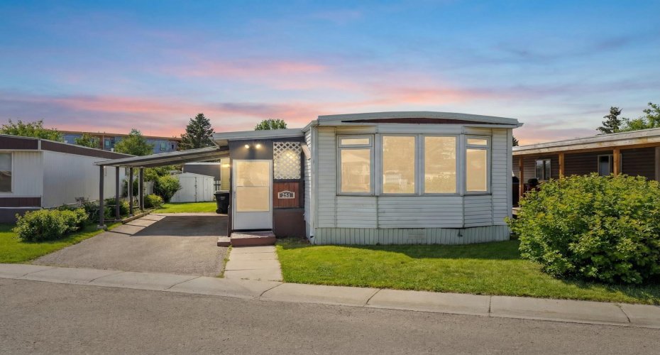 3223 83 Street, Calgary, Alberta T3B 5N5, 2 Bedrooms Bedrooms, ,1 BathroomBathrooms,Mobile,For Sale,83,A2274560