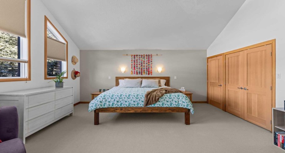 1712 11th Avenue, Canmore, Alberta T1W 1V2, 5 Bedrooms Bedrooms, ,3 BathroomsBathrooms,Residential,For Sale,11th,A2282392