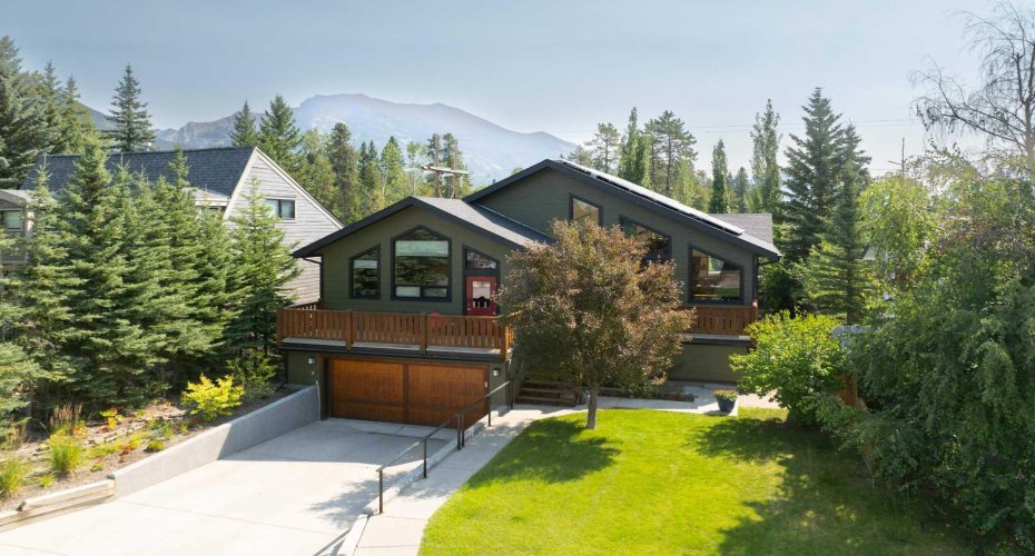 1712 11th Avenue, Canmore, Alberta T1W 1V2, 5 Bedrooms Bedrooms, ,3 BathroomsBathrooms,Residential,For Sale,11th,A2282392