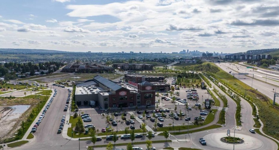 Farmer's market and off leash dog park walking distance.
